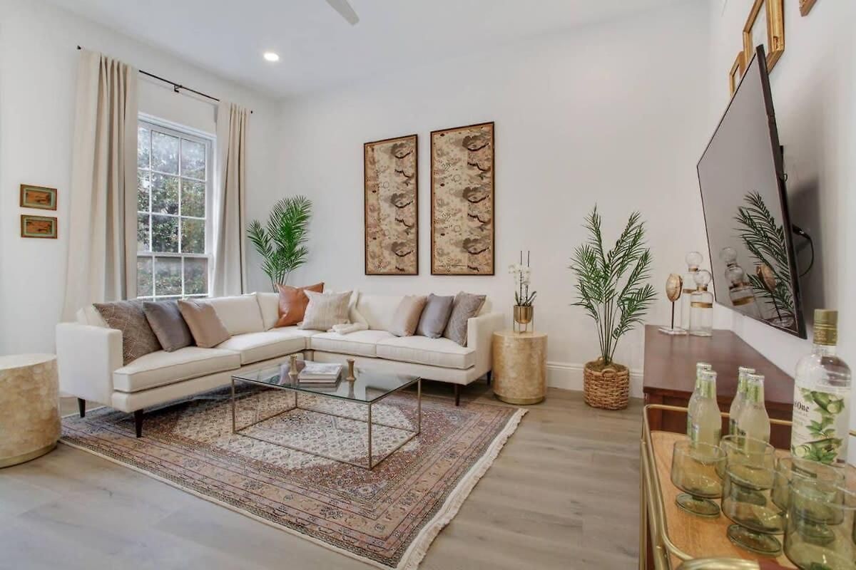 Luxe 8br Cbd Duplex Private Courtyard