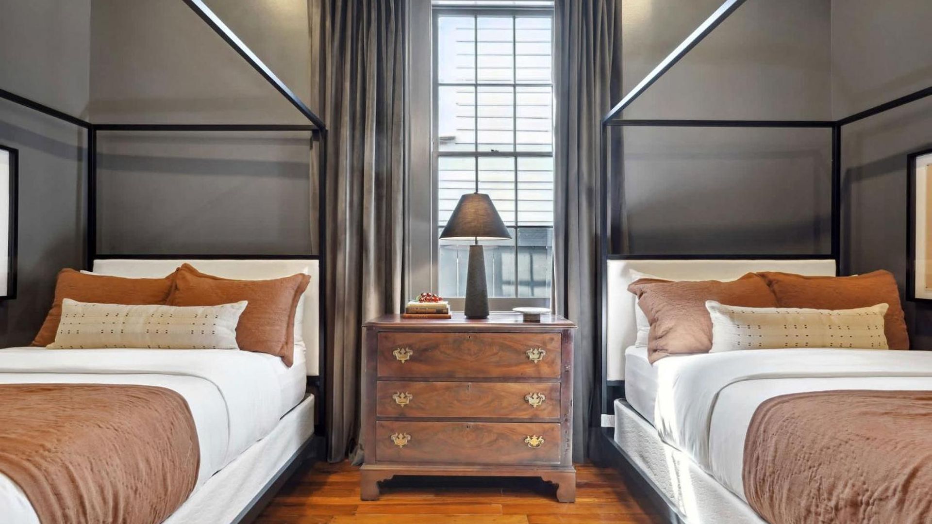 Grand 10br Nola Retreat Dual Heated Pools & Spas Holiday home New Orleans