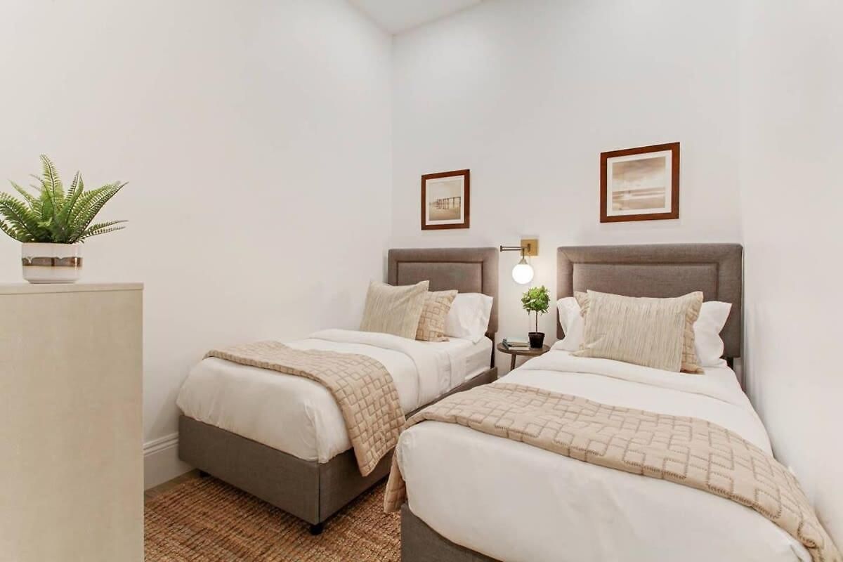 Luxe 8br Cbd Duplex Private Courtyard *
