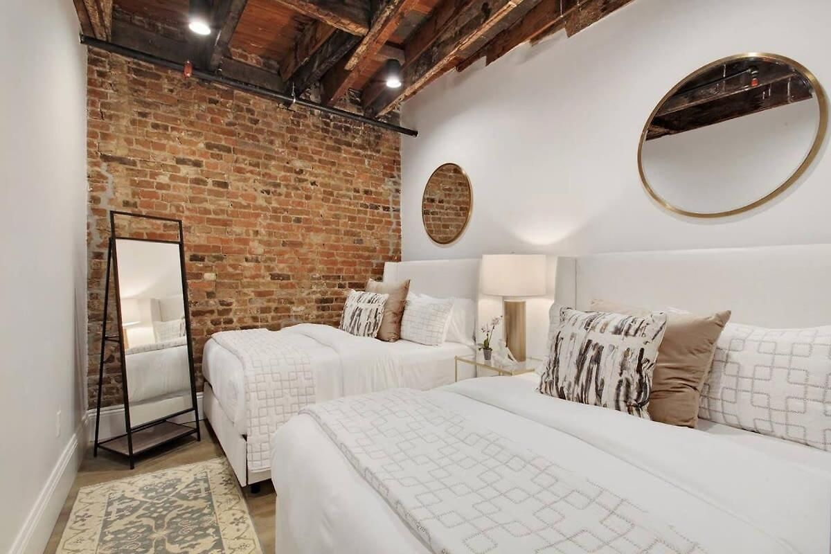 Luxe 8br Cbd Duplex Private Courtyard