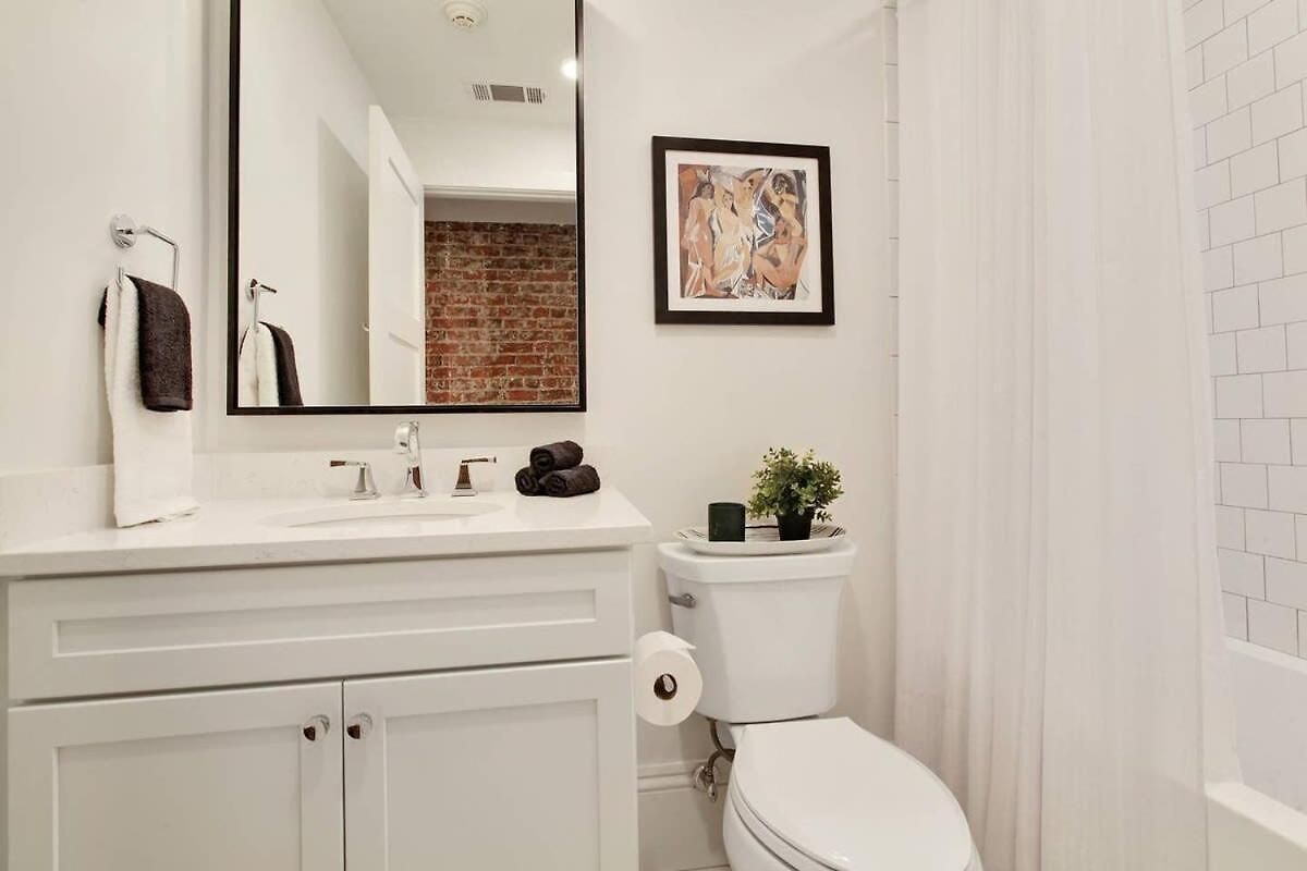 Luxe 8br Cbd Duplex Private Courtyard Hotel