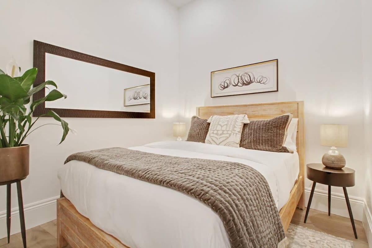 Luxe 8br Cbd Duplex Private Courtyard