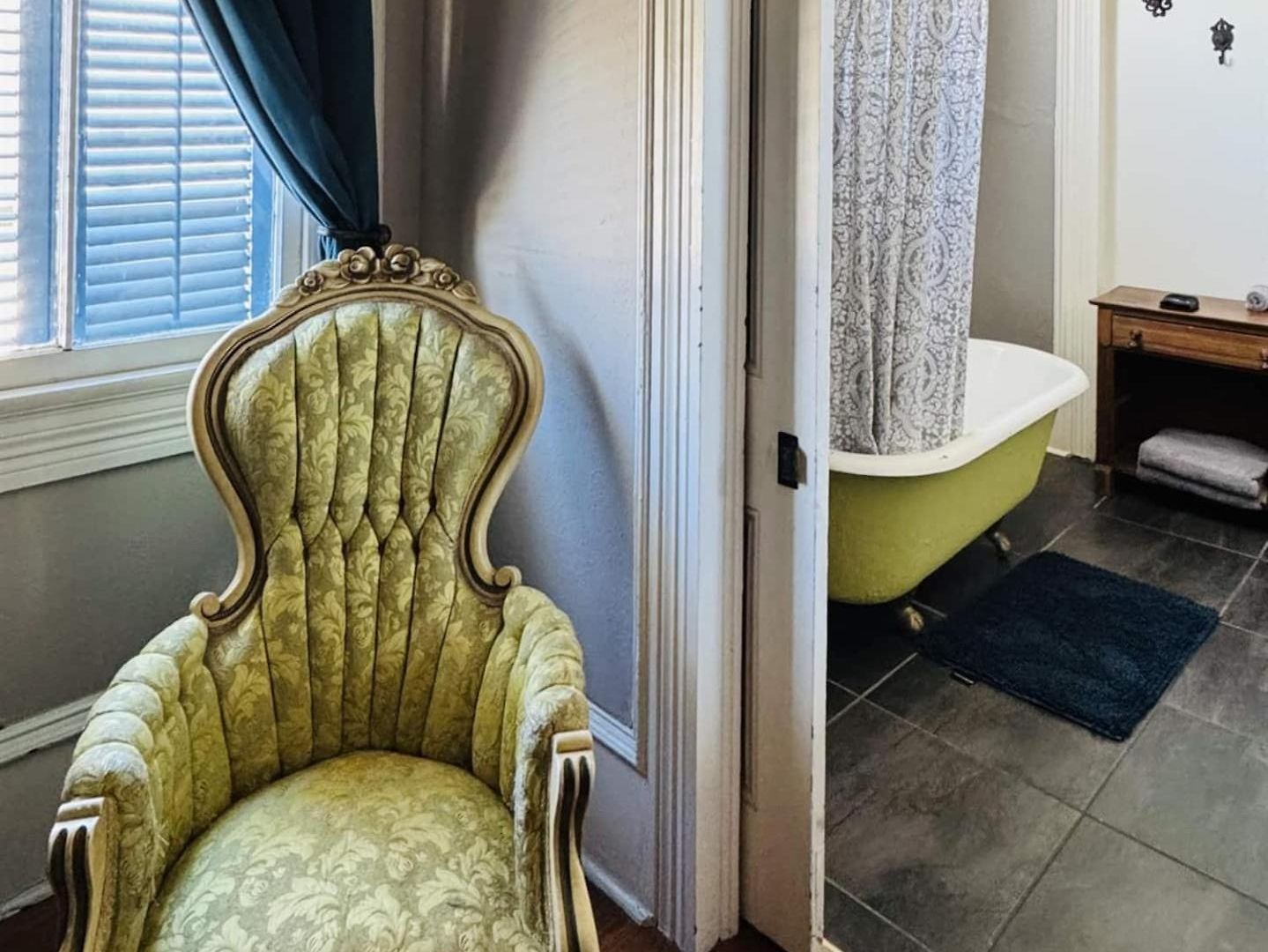 Boutique Double Queen Balcony And Pool Bed & Breakfast 3*