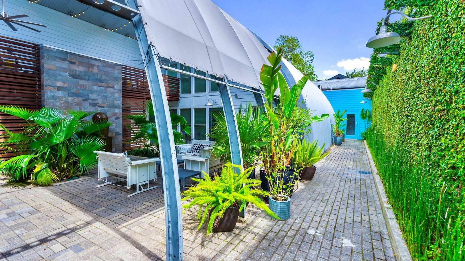Private Pool - Massive Game & Living-dining Space - The Moon Bywater