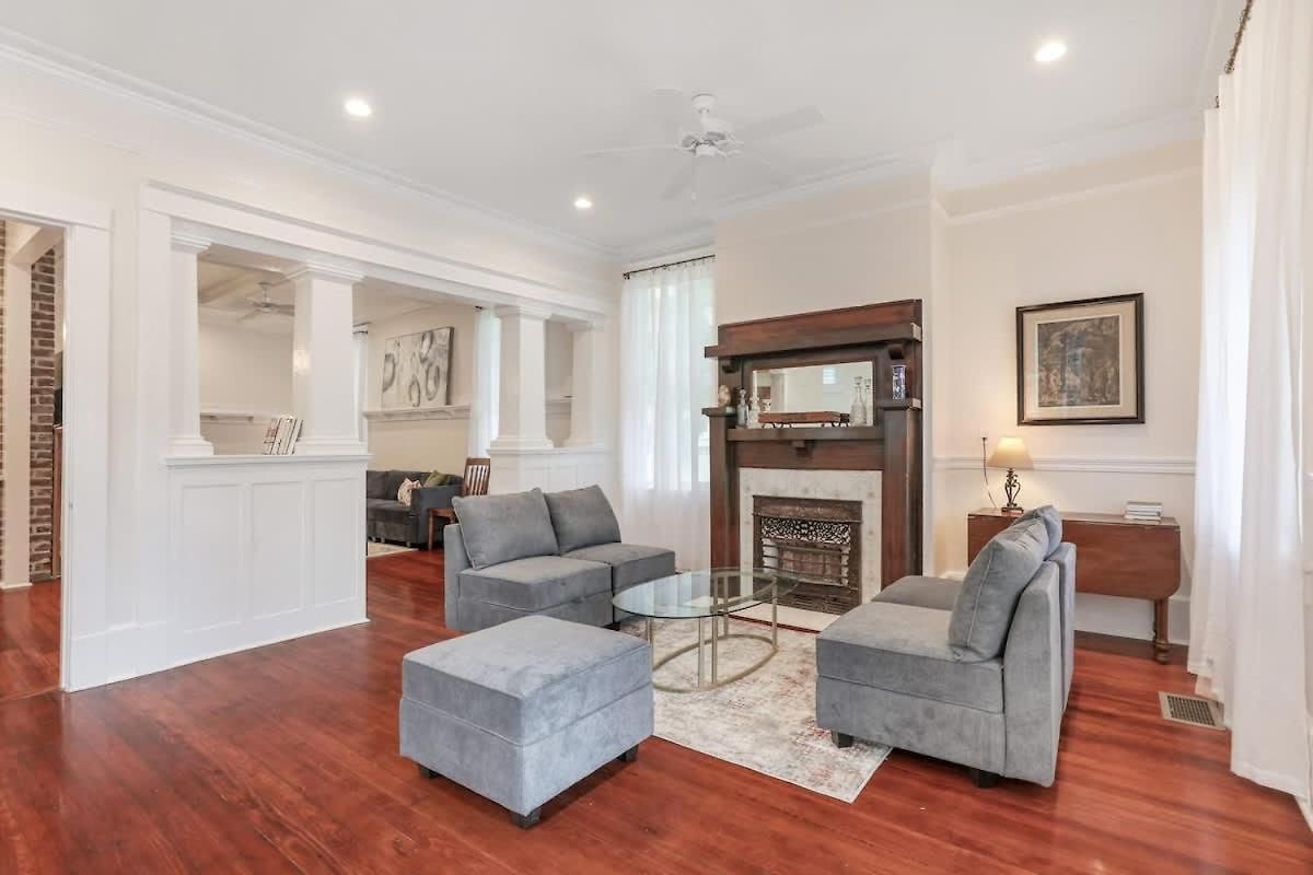 Classy Upscale Perfect Uptown Location