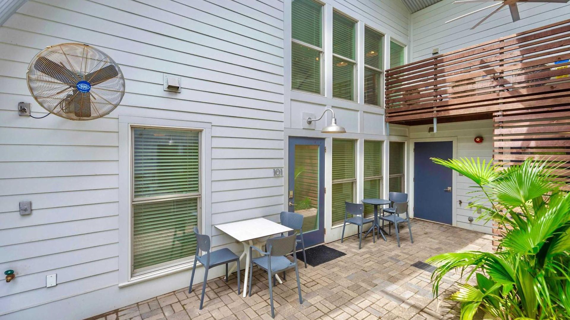 Private Pool - Massive Game & Living-dining Space - The Moon Bywater