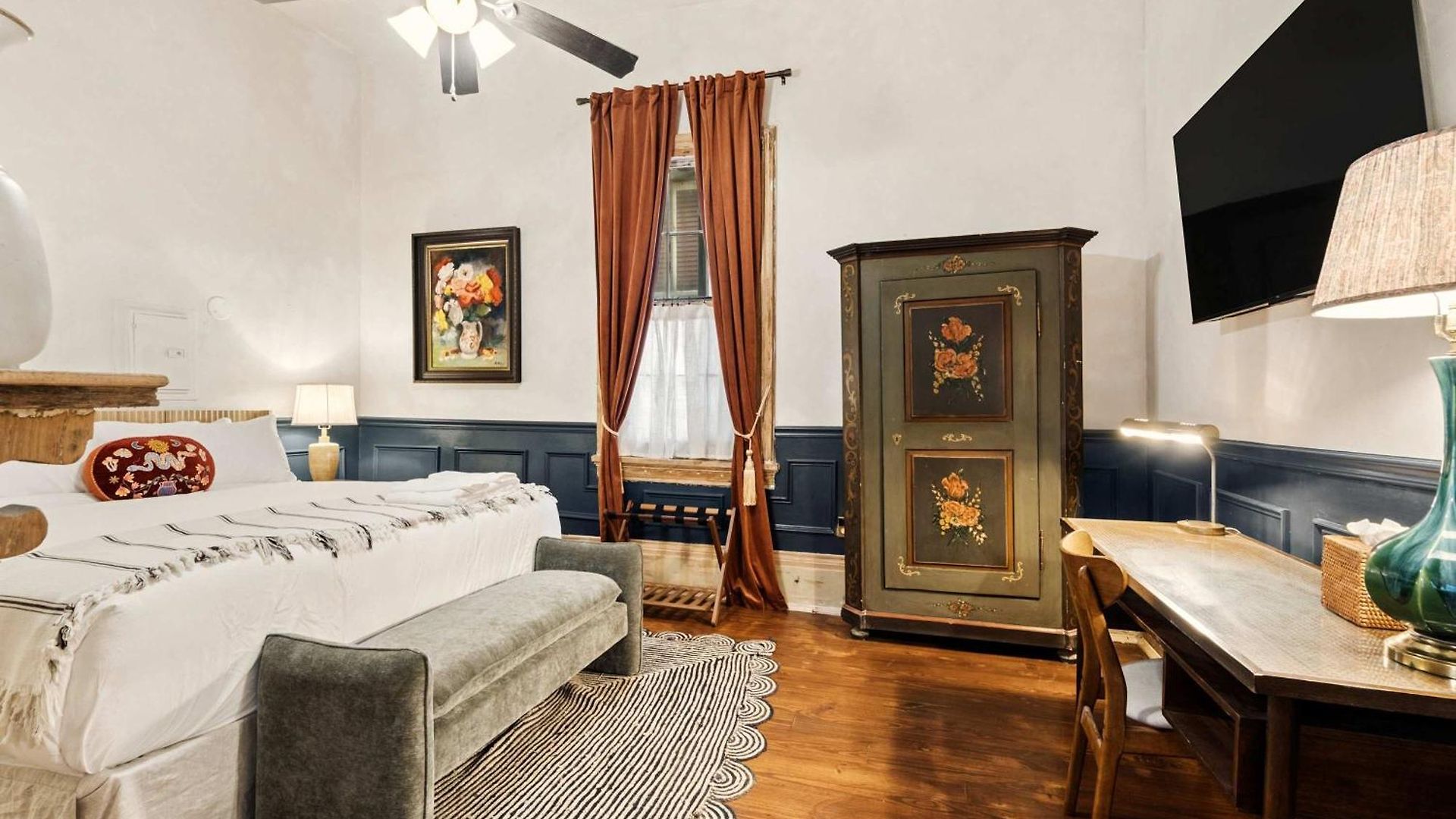 Historic 1840s 2 Min Steps From French Quarter 9br 7ba Bed & Breakfast