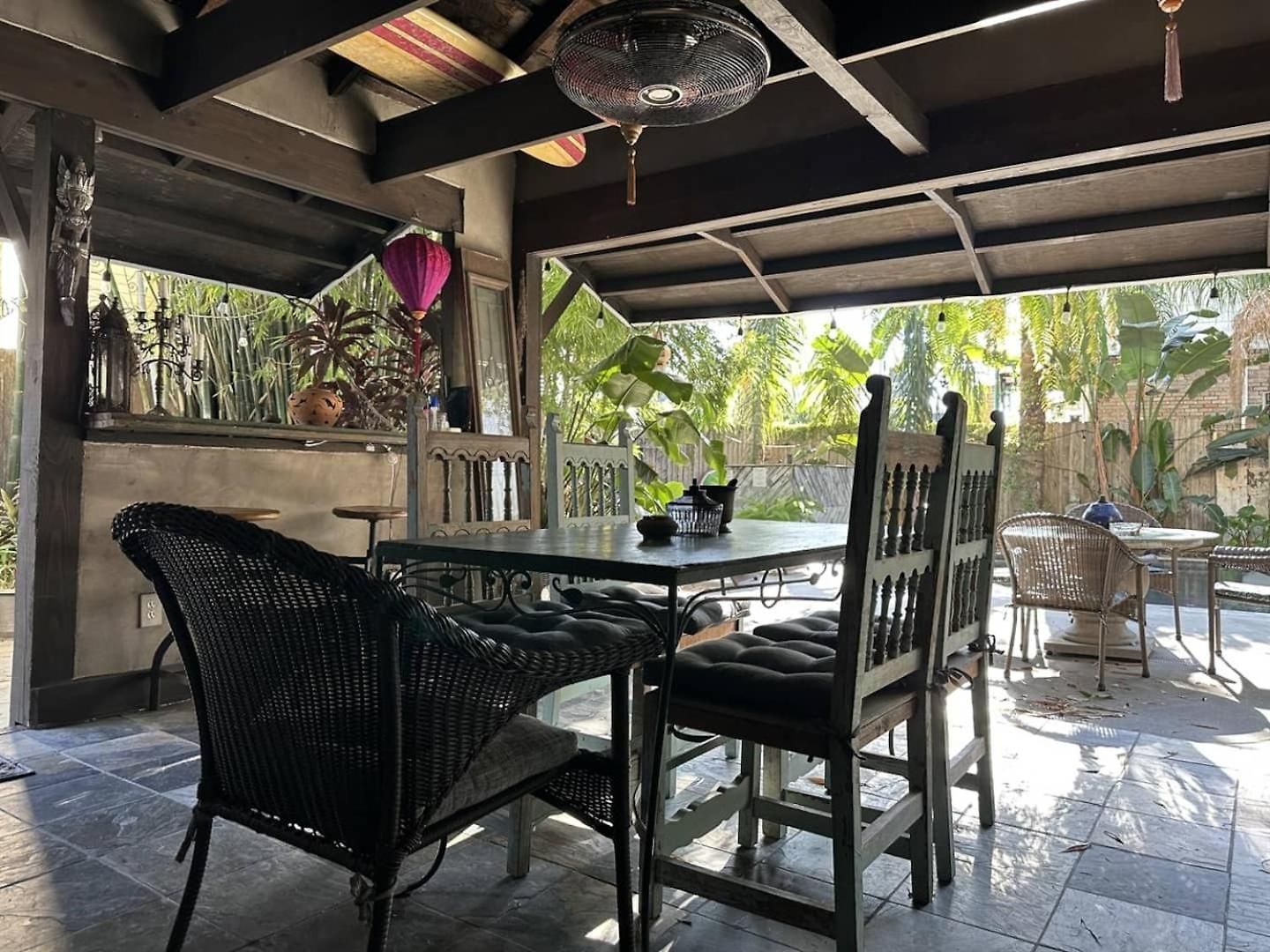 Boutique Double Queen Balcony And Pool Bed & Breakfast