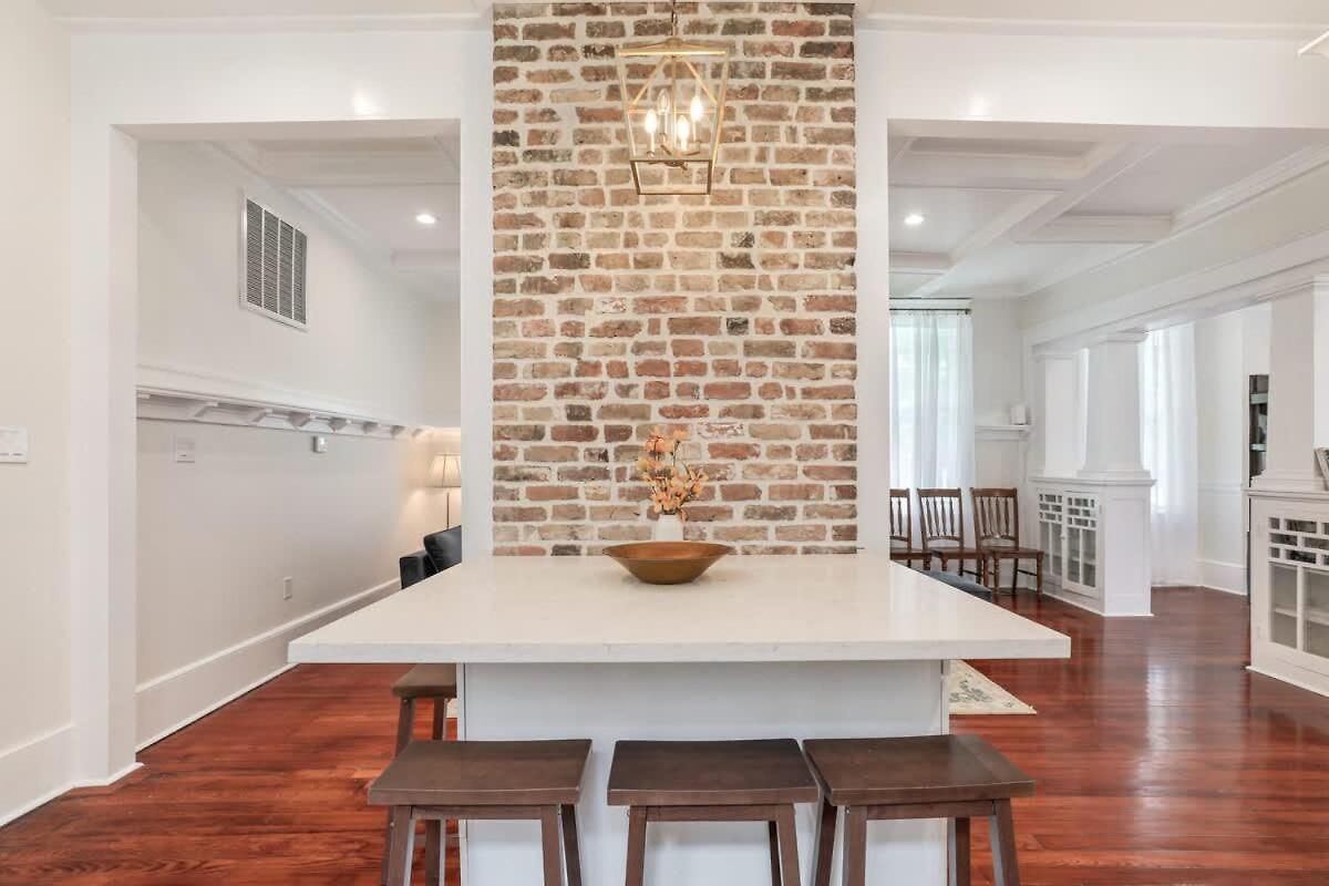 Classy Upscale Perfect Uptown Location