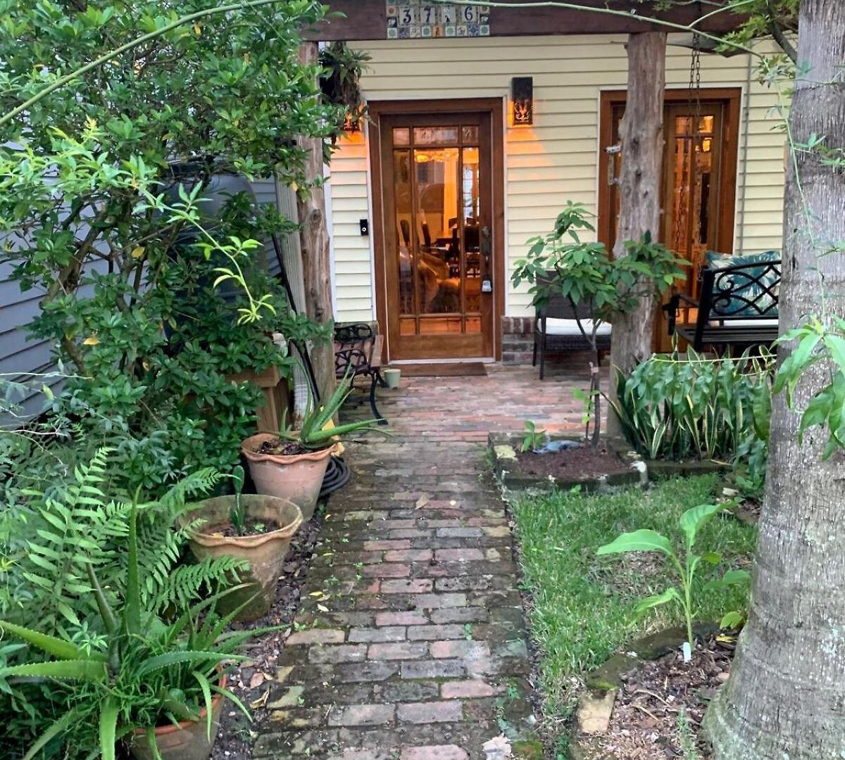 Holiday home A Courtyard Garden Retreat With Splash Pool *