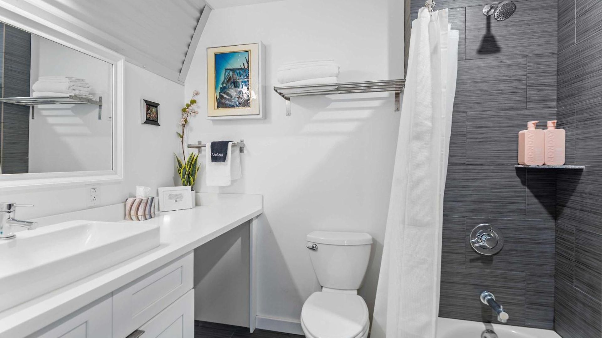 Private Pool - Massive Game & Living-dining Space - The Moon Bywater