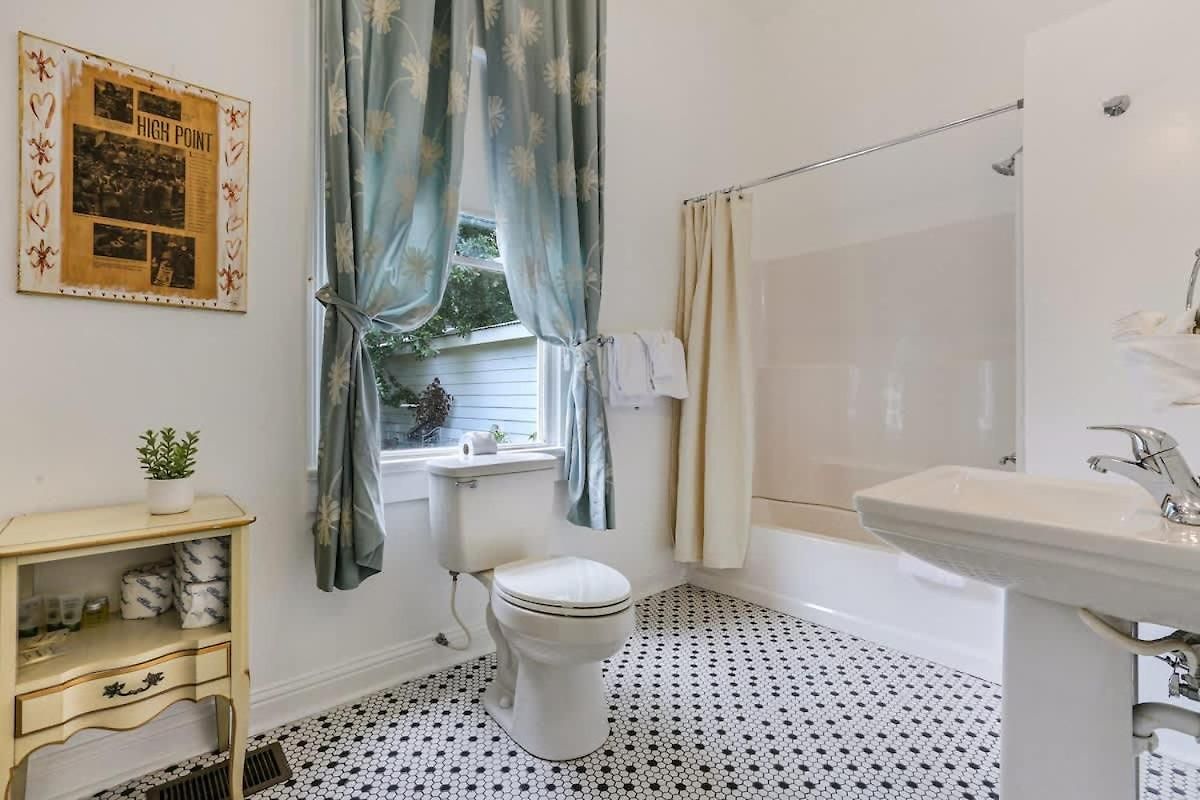 Prime Uptown With Backyard And Ev Parking * New Orleans