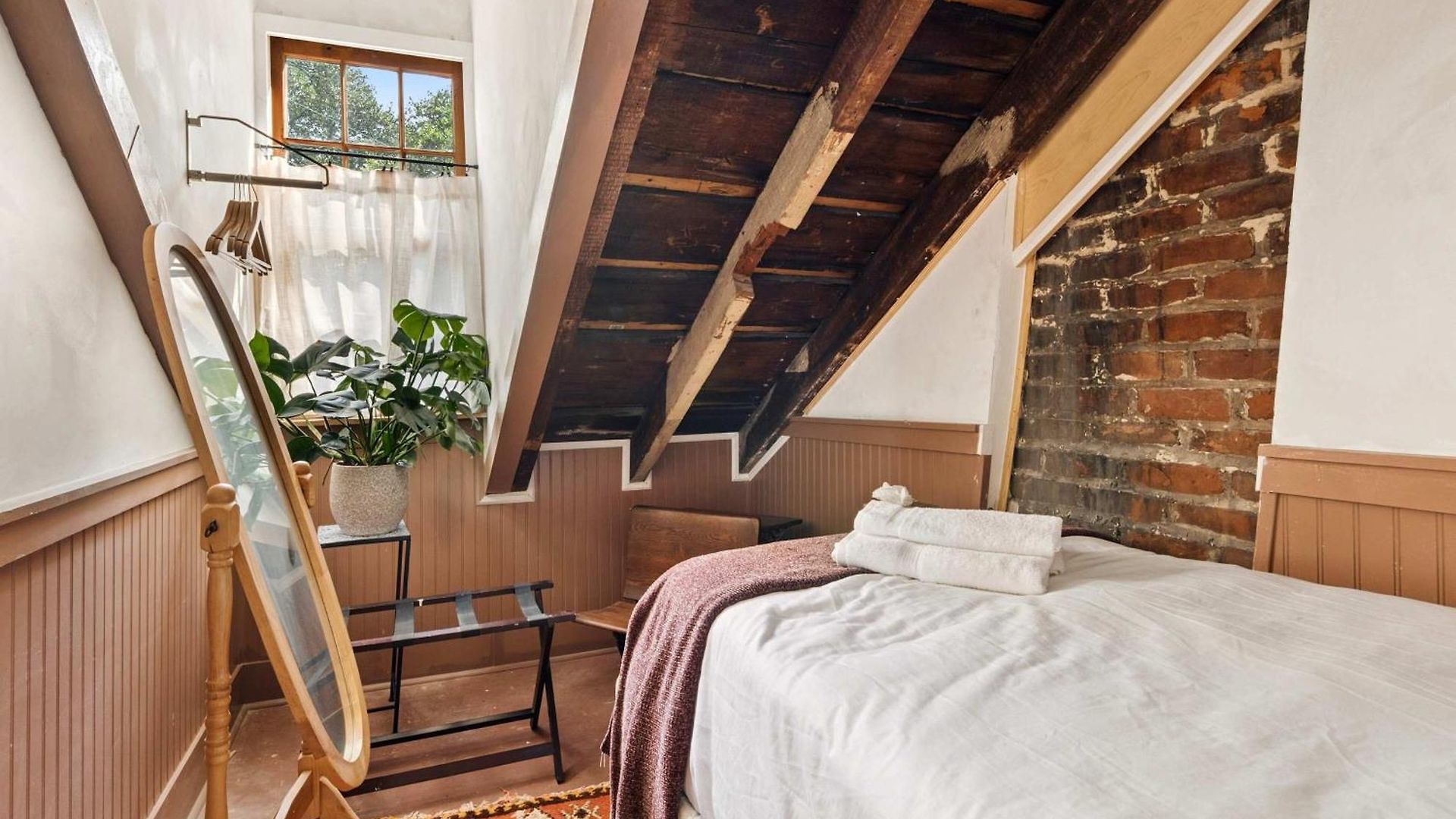 Historic 1840s 2 Min Steps From French Quarter 9br 7ba Bed & Breakfast