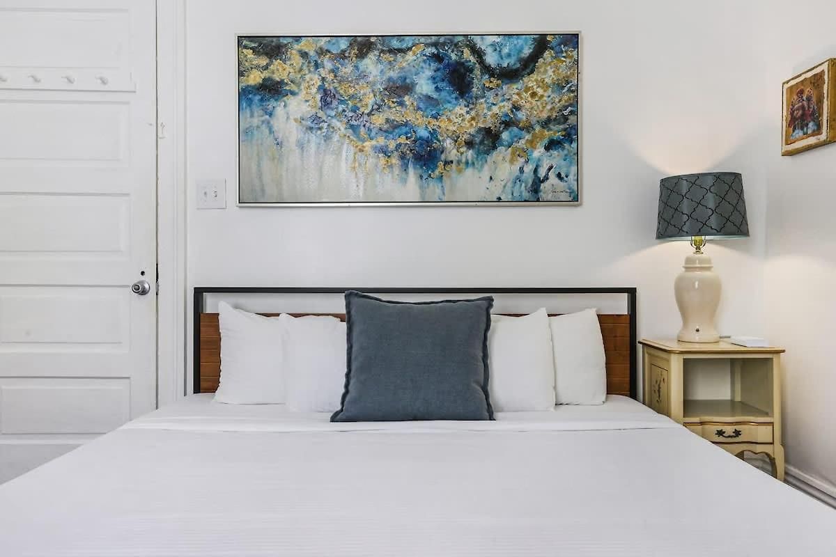 Villa Prime Uptown With Backyard And Ev Parking *