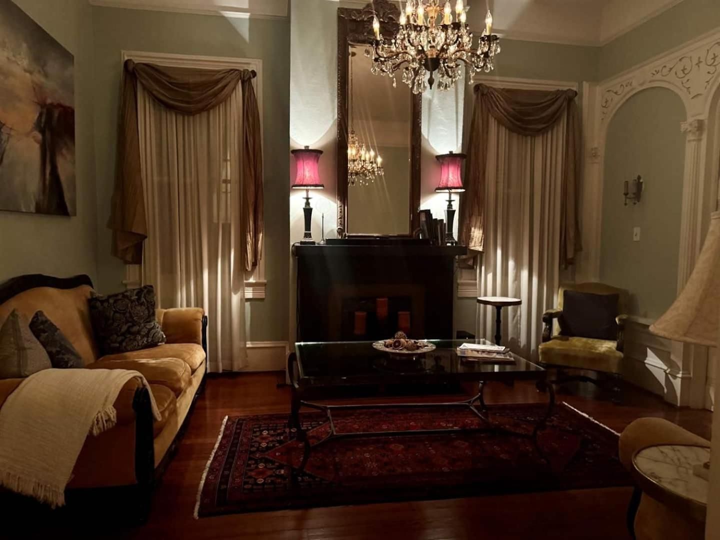 Boutique Queen Suite, Balcony-near French Quarter Bed & Breakfast