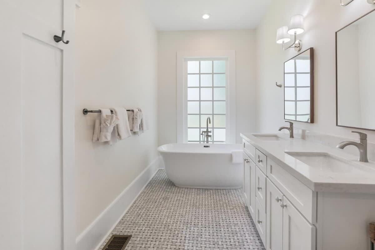 Classy Upscale Perfect Uptown Location *