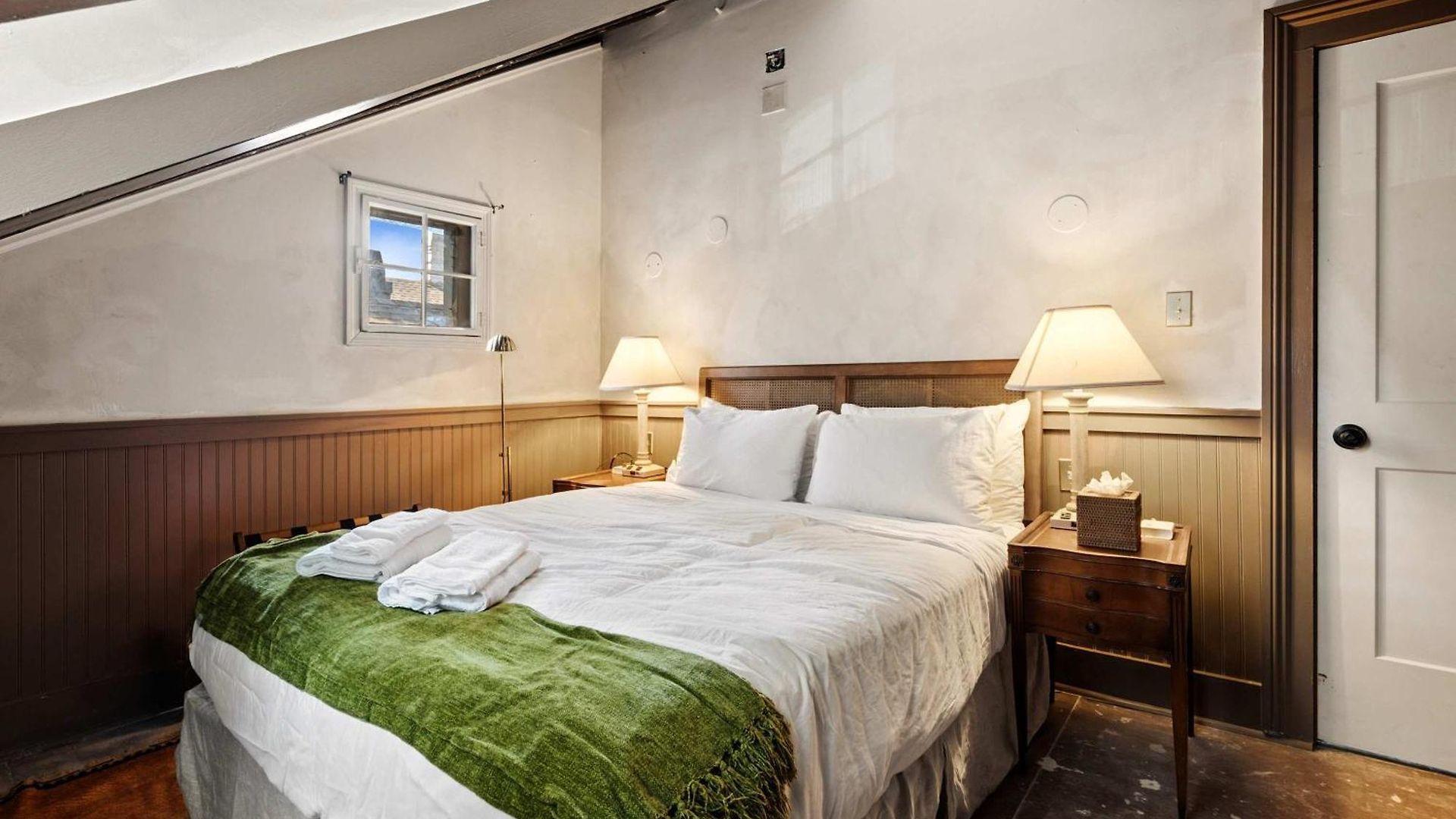 Bed & Breakfast Historic 1840s 2 Min Steps From French Quarter 9br 7ba *