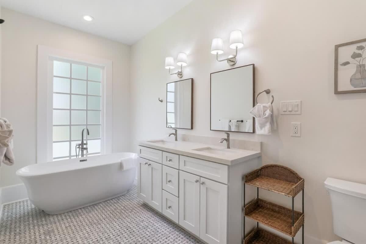 Classy Upscale Perfect Uptown Location
