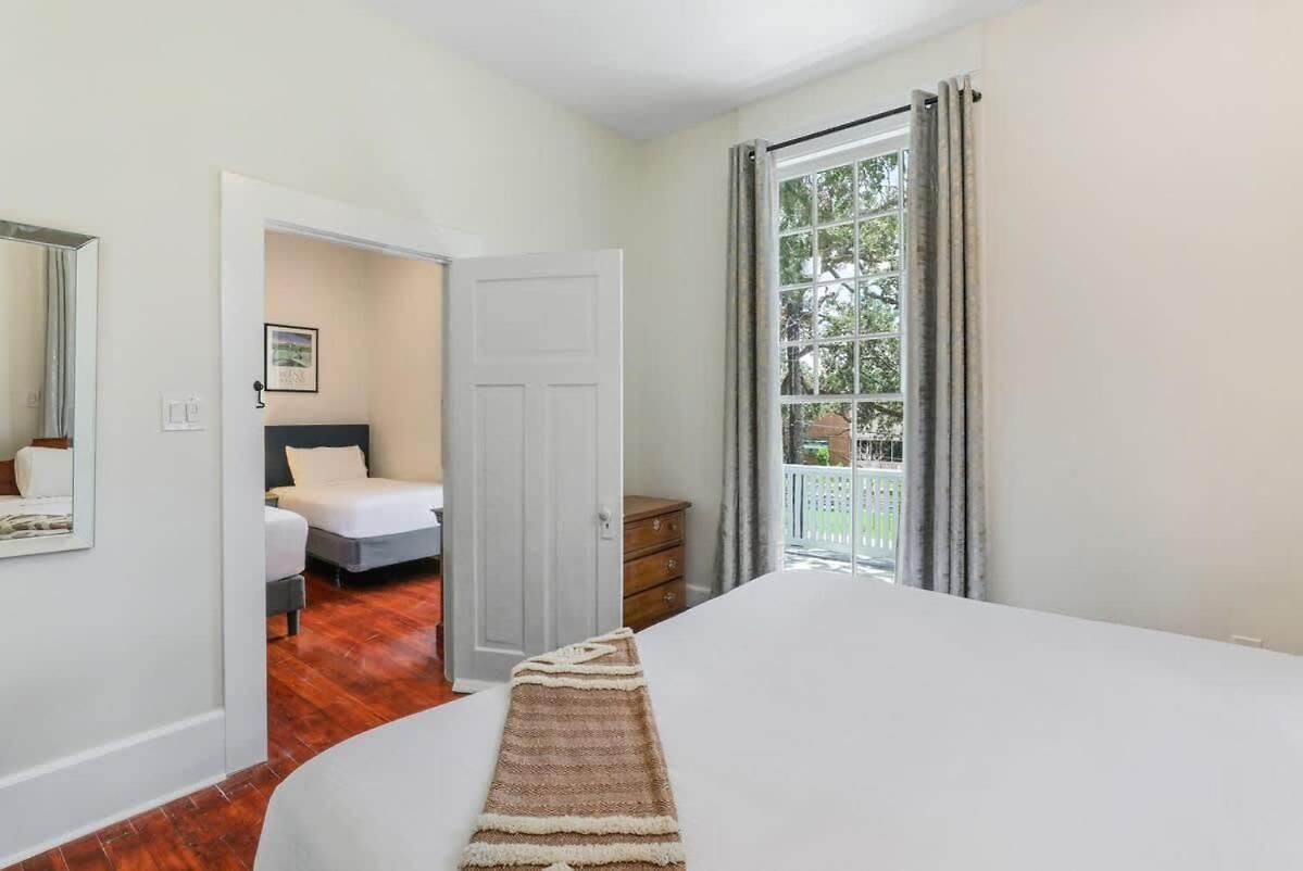 Classy Upscale Perfect Uptown Location
