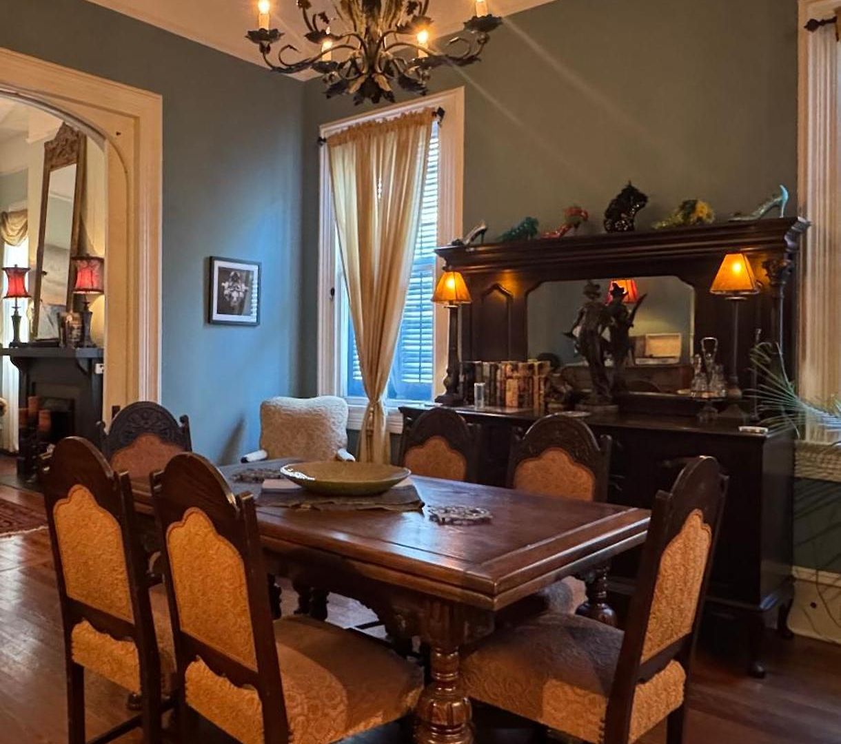 Boutique Double Queen Balcony And Pool Bed & Breakfast