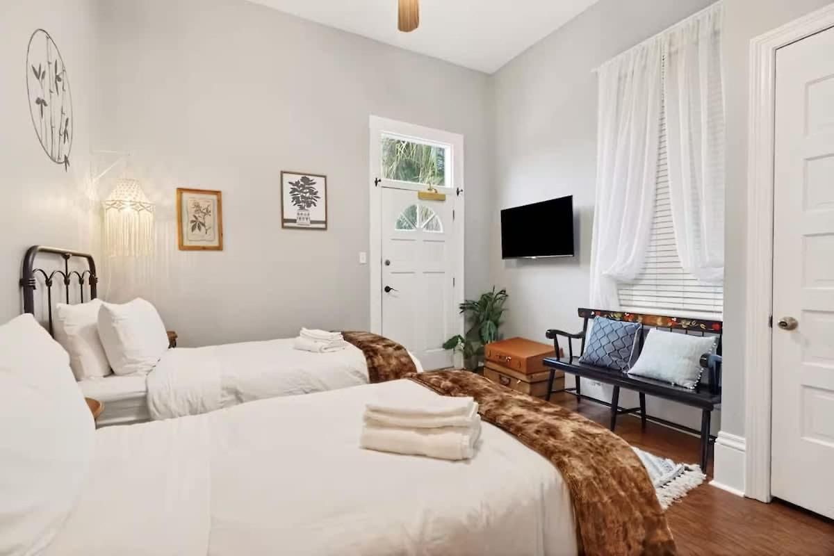 Relaxing Bohemian W Heated Pool 5br 4ba *