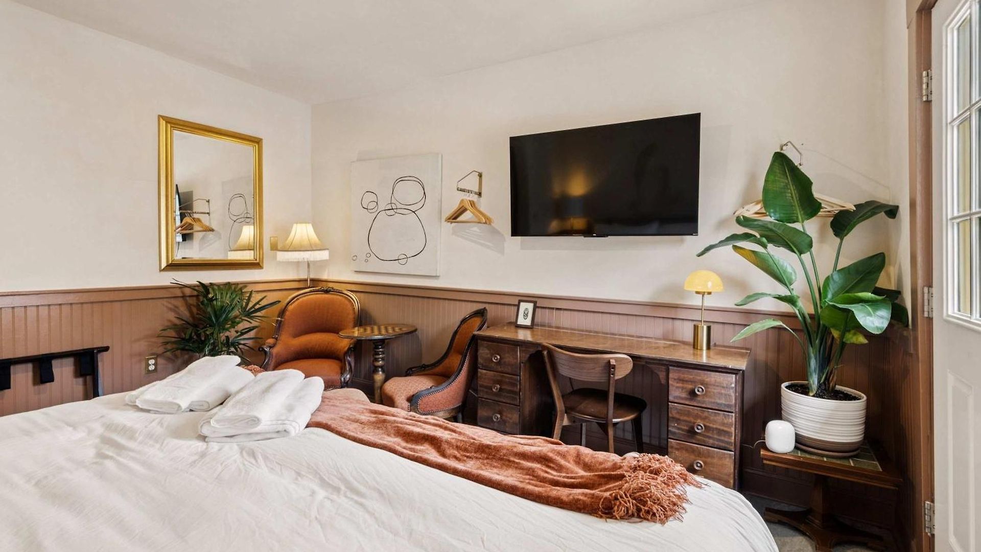 Historic 1840s 2 Min Steps From French Quarter 9br 7ba Bed & Breakfast