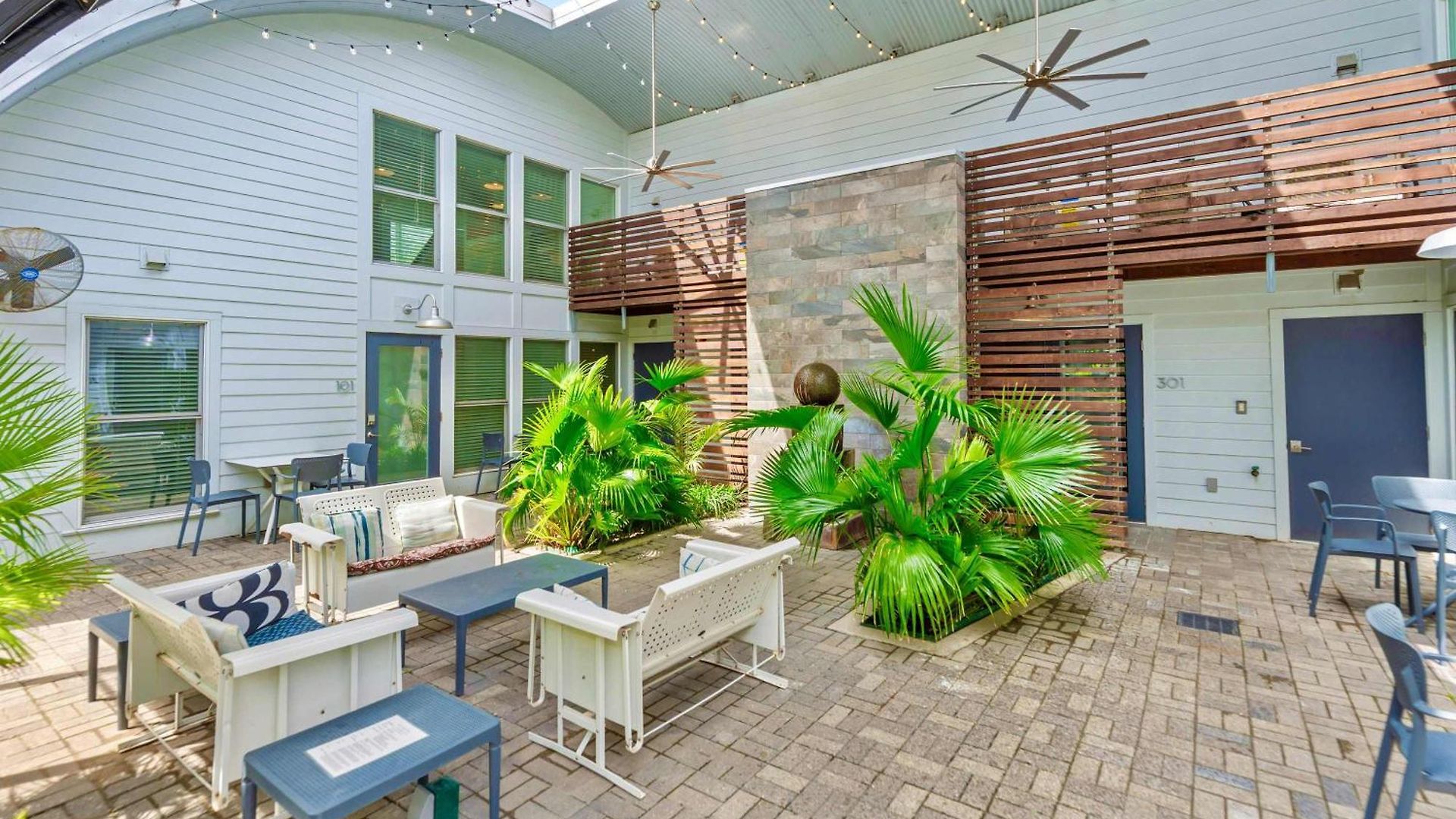 Private Pool - Massive Game & Living-dining Space - The Moon Bywater