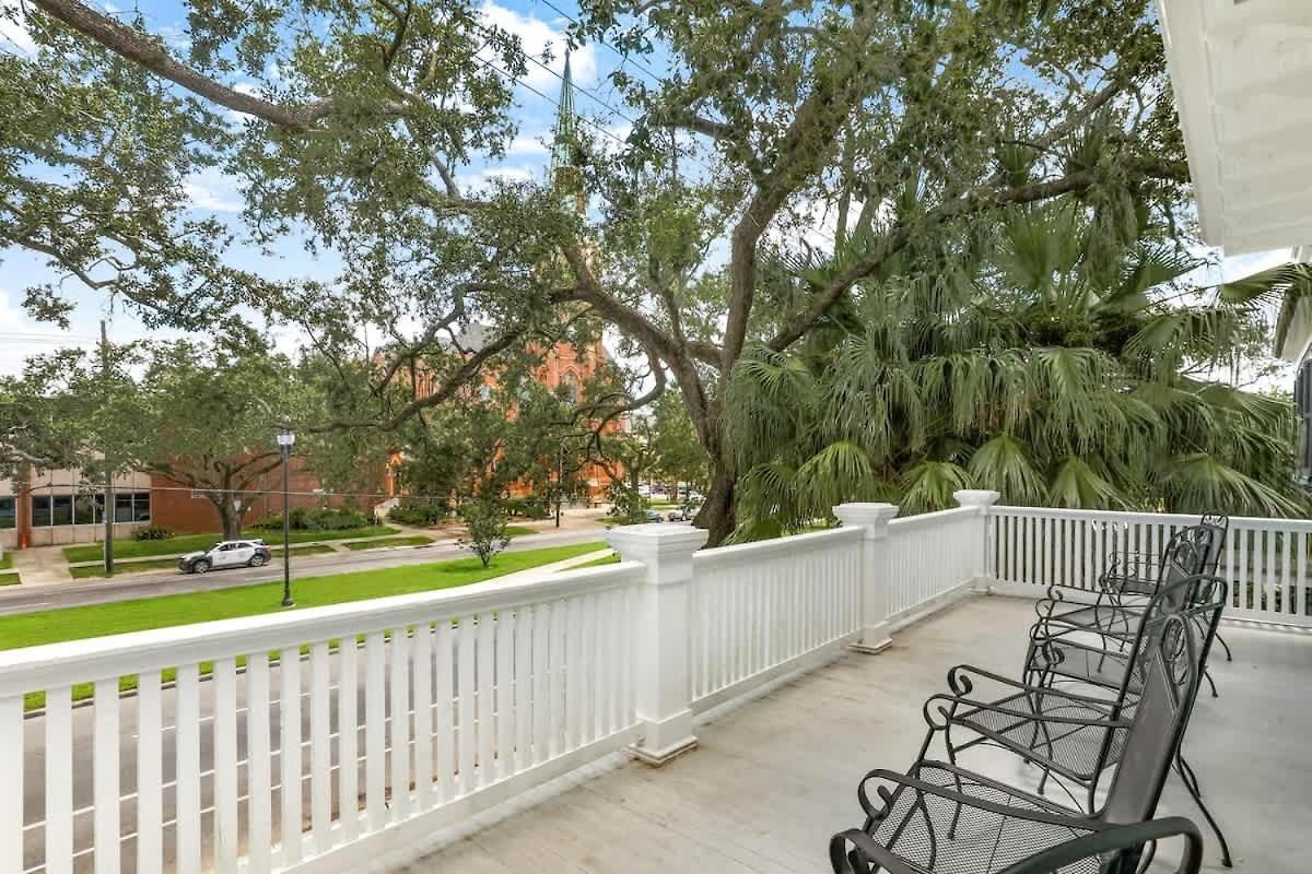 Classy Upscale Perfect Uptown Location *