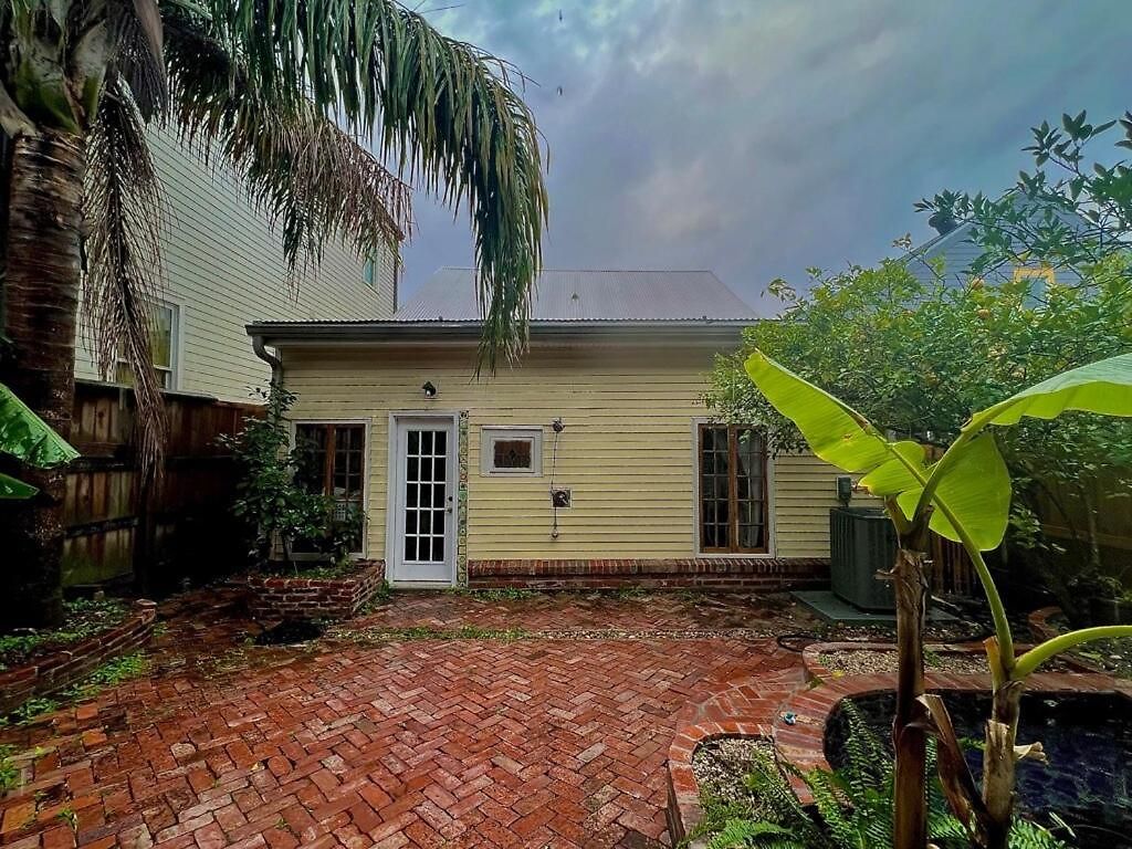 A Courtyard Garden Retreat With Splash Pool * New Orleans