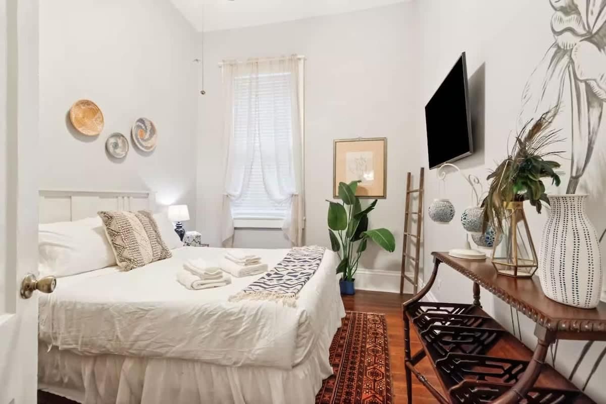 Relaxing Bohemian W Heated Pool 5br 4ba *