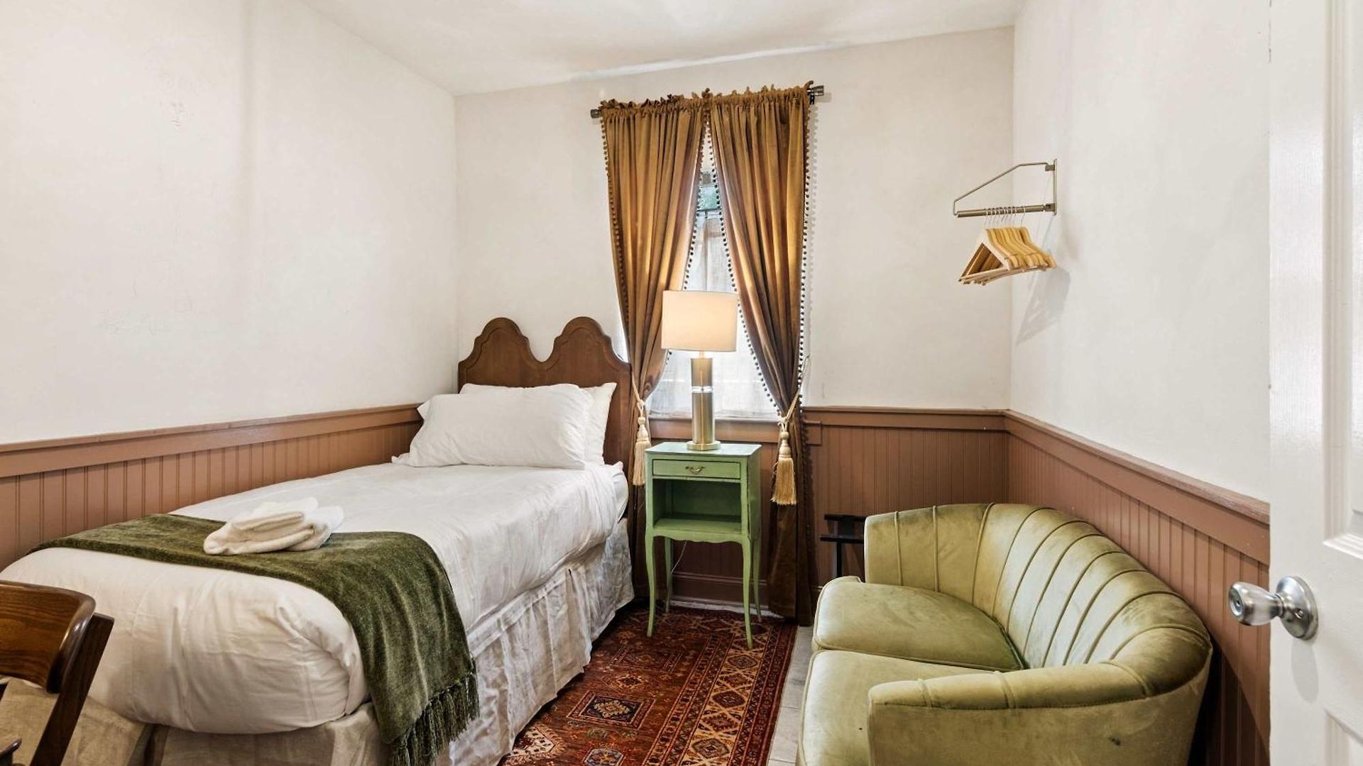 Historic 1840s 2 Min Steps From French Quarter 9br 7ba Bed & Breakfast *