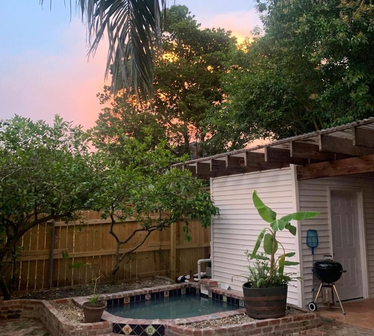 A Courtyard Garden Retreat With Splash Pool Holiday home *