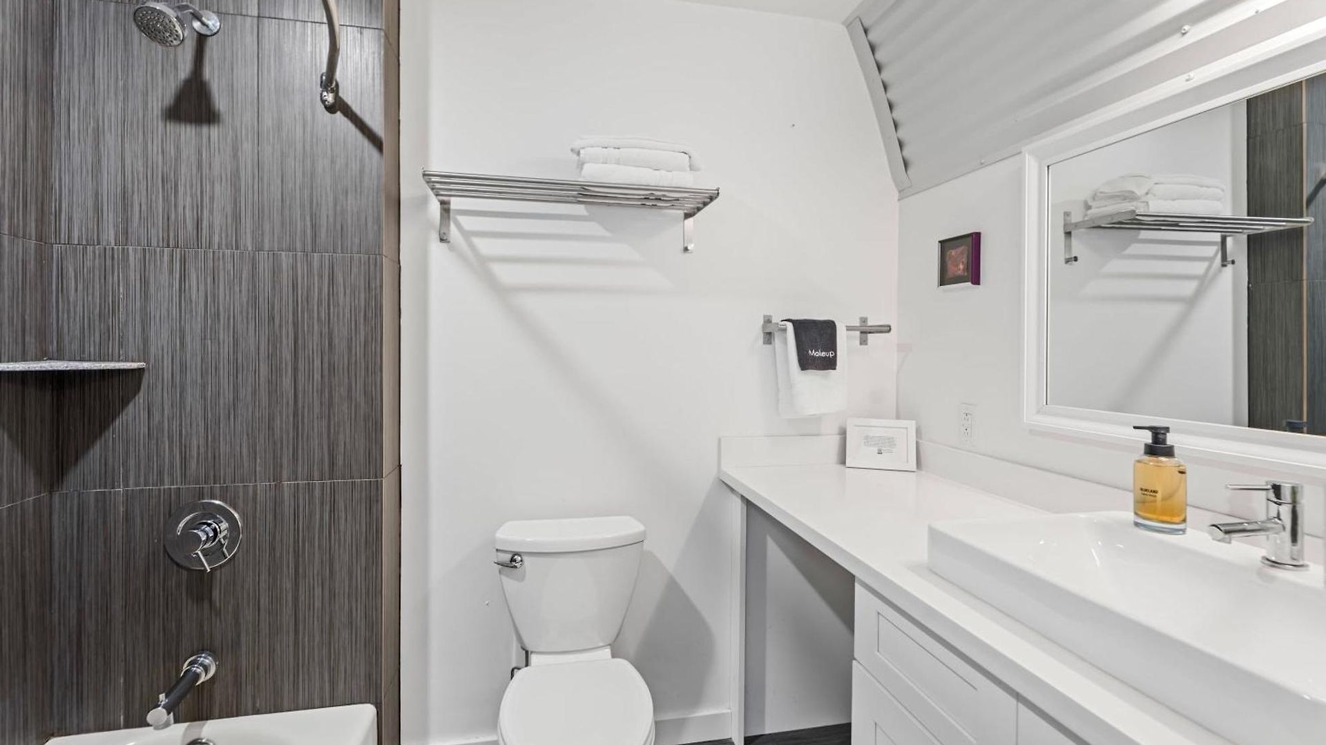 Holiday home Private Pool - Massive Game & Living-dining Space - The Moon Bywater