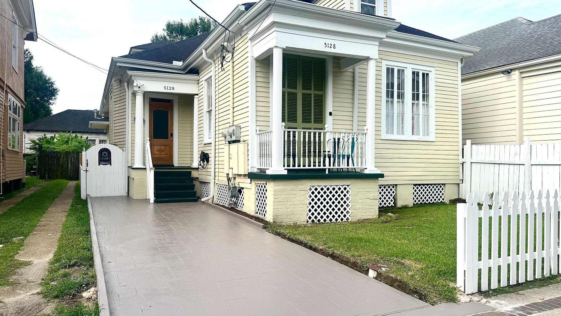 Villa Prime Uptown With Backyard And Ev Parking *
