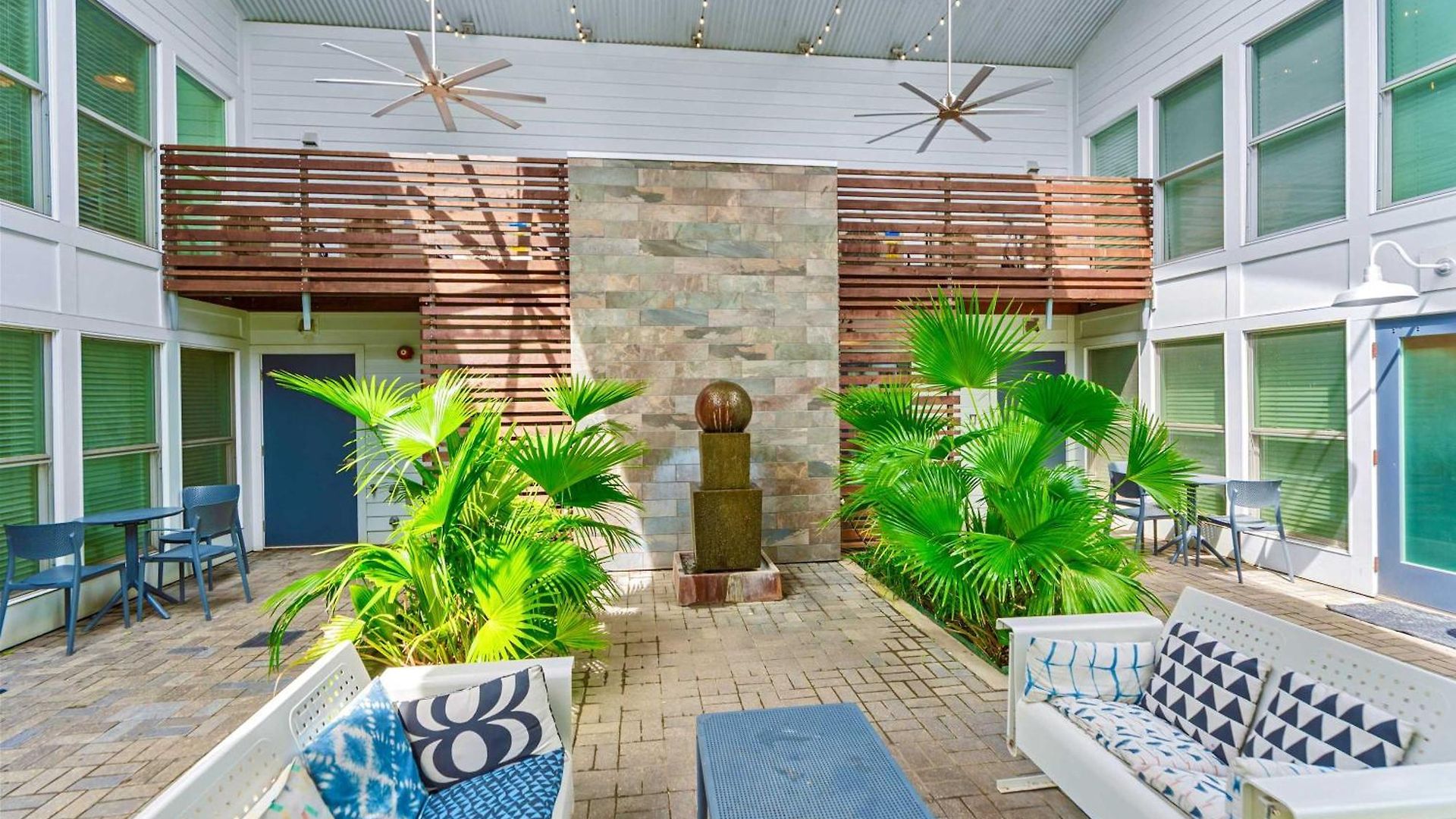 Holiday home Private Pool - Massive Game & Living-dining Space - The Moon Bywater