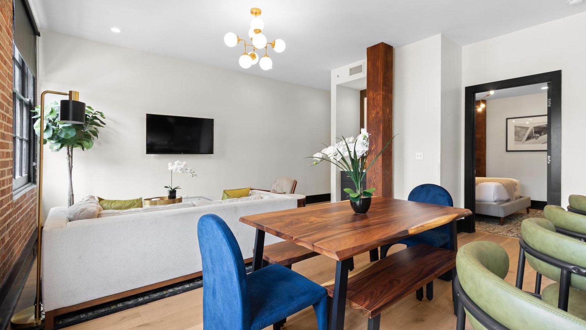 Eleven48 Aparthotel 3*