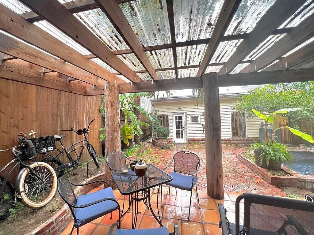 Holiday home A Courtyard Garden Retreat With Splash Pool *