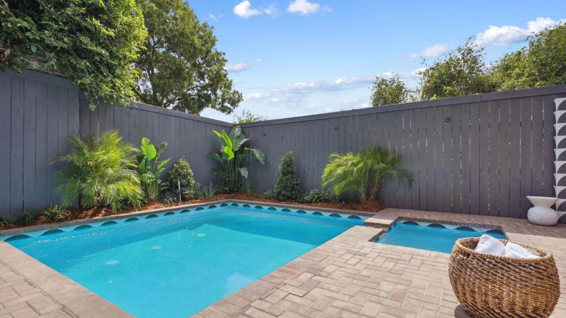 Grand 10br Nola Retreat Dual Heated Pools & Spas Holiday home New Orleans