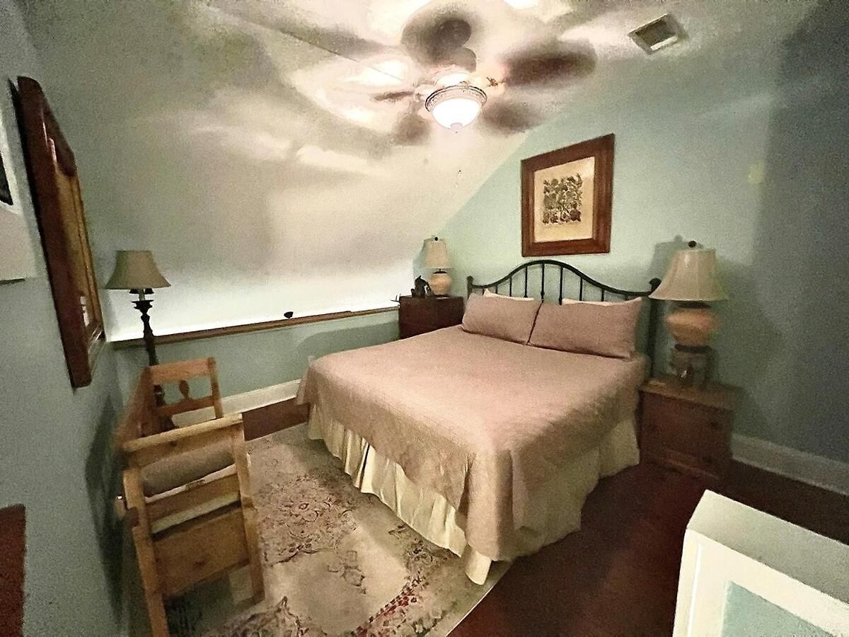 A Courtyard Garden Retreat With Splash Pool Holiday home
