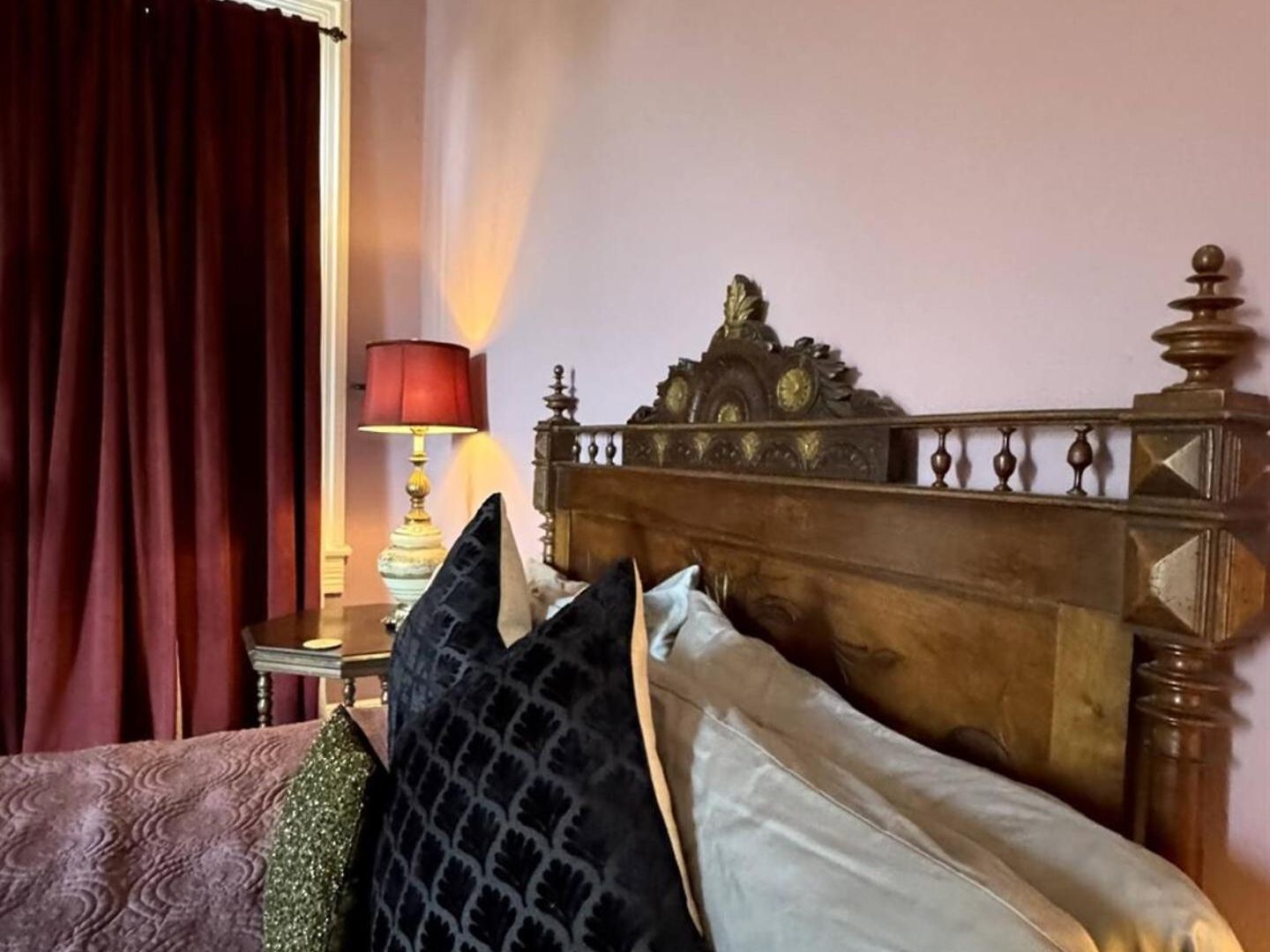 Boutique Double Queen Balcony And Pool Bed & Breakfast 3*