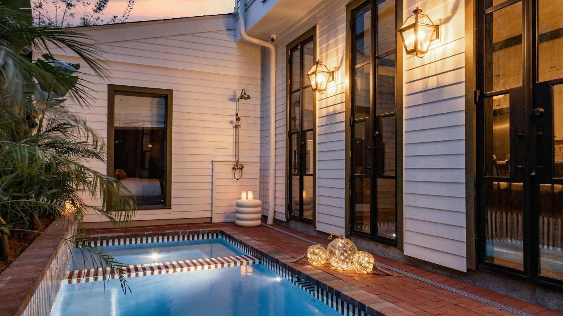 2 Designer Nola Homes Heated Pools & Rooftops Holiday home