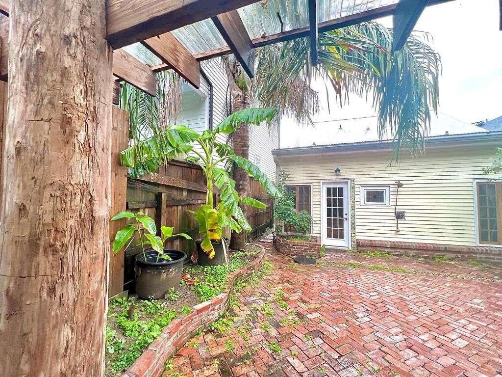 A Courtyard Garden Retreat With Splash Pool Holiday home