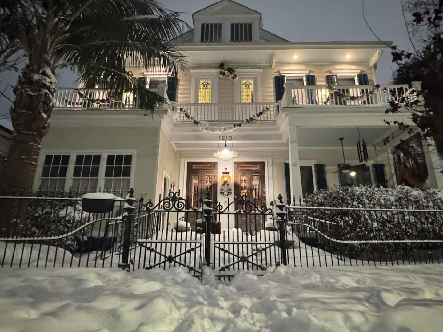 Boutique Double Queen Balcony And Pool Bed & Breakfast