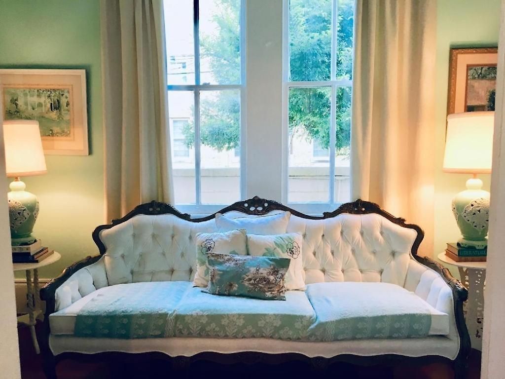 3 Or4br 2a, Gorgeous, Fq, Streetcar, Courtyard Sleeps 8 Apartment