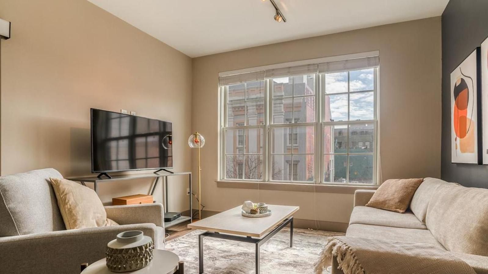 Landing Modern With Amazing Amenities *