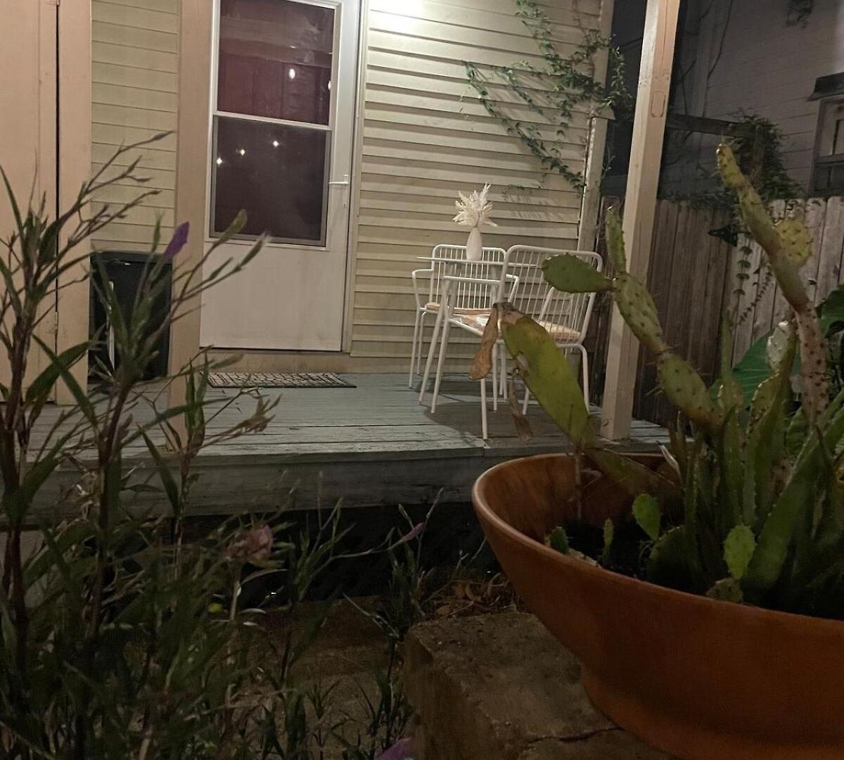 East Riverside- Great Location-quiet & Apartment *