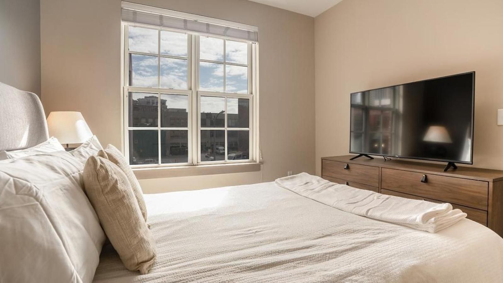 Apartment Landing Modern With Amazing Amenities New Orleans