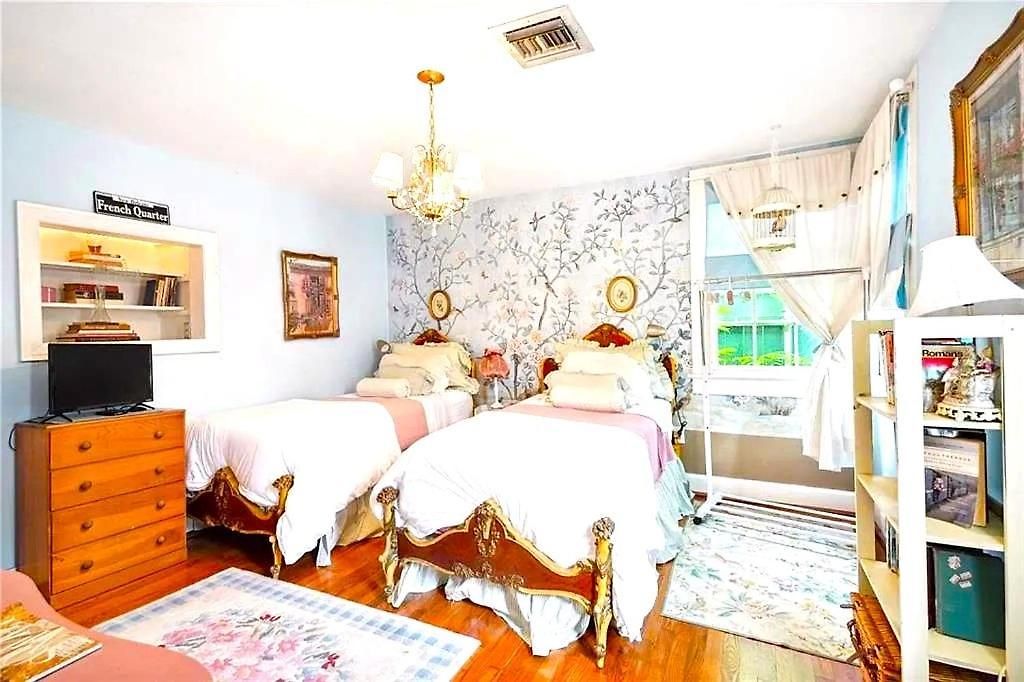 Apartment 3 Or4br 2a, Gorgeous, Fq, Streetcar, Courtyard Sleeps 8 New Orleans