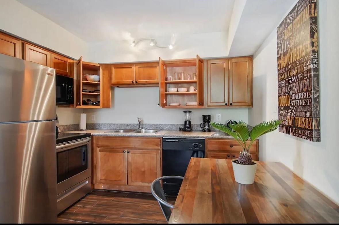 Apartment Cute 2bed 1bath, 7blocks From French Q, Steps To Jazz Venues, Free Gated Pk Include *