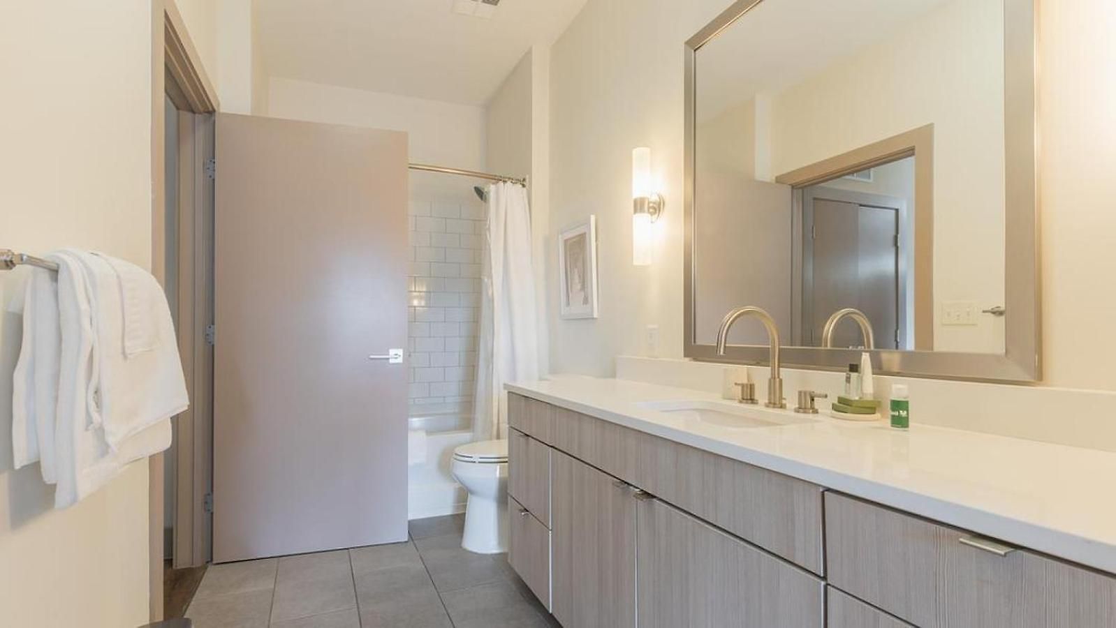 Landing Modern With Amazing Amenities *